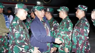 Pangdam IM Mayjen TNI Niko Fahrizal menyambut Panglima TNI Jenderal TNI Agus Subiyanto dan Wakasad Letnan Jenderal TNI Tandyo Budi Revita yang singgah di Bandara SIM, Blang Bintang, Aceh Besar, Sabtu pagi (26/7). (Foto: Ist)