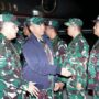 Pangdam IM Mayjen TNI Niko Fahrizal menyambut Panglima TNI Jenderal TNI Agus Subiyanto dan Wakasad Letnan Jenderal TNI Tandyo Budi Revita yang singgah di Bandara SIM, Blang Bintang, Aceh Besar, Sabtu pagi (26/7). (Foto: Ist)