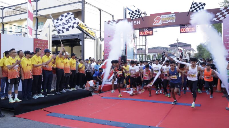 Kapolda Aceh Irjen Pol Achmad Kartiko melepas peserta lomba lari Bhayangkara Run 2025, Ahad pagi (27/7) di halaman Polresta Banda Aceh yang berlangsung meriah dan diikuti ribuan pelari dari dalam dan luar Aceh. (Foto: Ist)