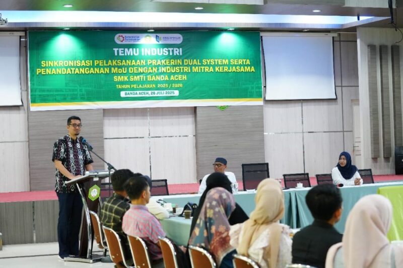 Kadis Pendidikan Aceh Marthunis membuka Temu Industri dan Sinkronisasi Pelaksanaan Prakerin (Praktik Kerja Industri) Dual System di SMK SMTI Banda Aceh, Sabtu (26/7). (Foto: Ist)