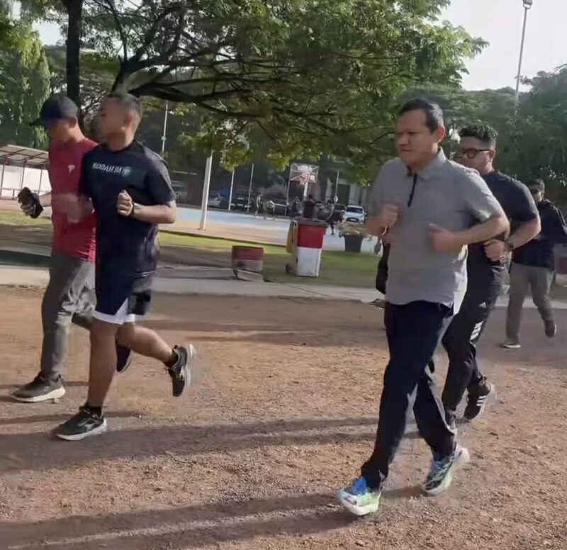 Warga yang bercelana pendek ikut joging di depan Wakil Gubernur Aceh Fadhlullah di lapangan Blang Padang Banda Aceh, Ahad pagi (27/7). (Foto: Ist)