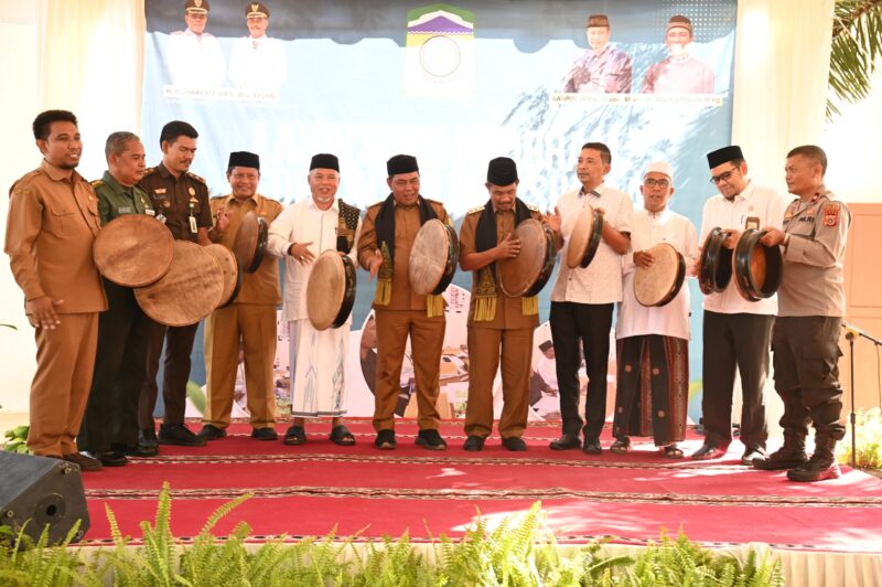 Bupati Aceh Besar Muharram Idris, Wakil Bupati Syukri A Jalil menghadiri peluncuran Program Beuet Kitab Bak Sikula di SMPN 1 Lampeuneurut, Darul Imarah, Senin (28/7). (Foto: Ist)
