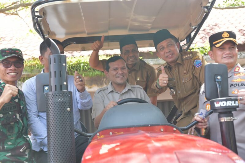 Wagub Aceh Fadhlullah bersama Bupati Pidie Jaya, Sibral Malasyi menyerahkan Alat Mesin Pertanian bantuan Kementerian Pertanian ke Pemkab Pidie Jaya, Senin (28/7). (Foto: Ist)