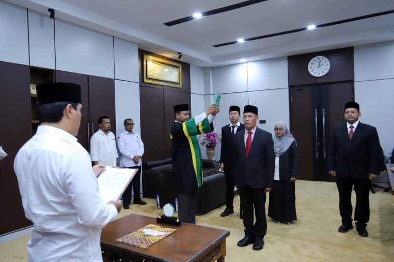 Rektor UIN Ar-Raniry Prof Dr Mujiburrahman MAg melantik Muhazar SHum MA sebagai Kepala Tata Usaha (KTU) Fakultas Sains dan Teknologi, Senin (28/7). (Foto: Ist)