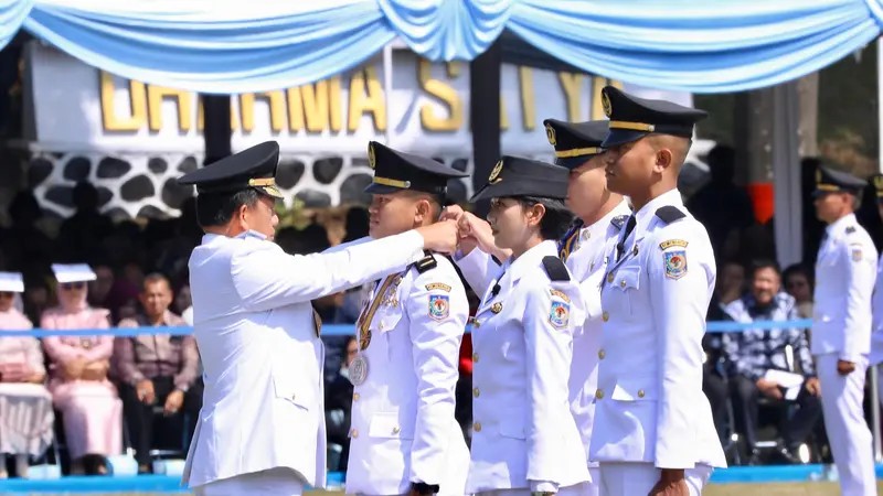 Mendagri Tito Karnavian melantik 1.110 Pamong Praja Muda IPDN Angkatan 32 di Lapangan Parade, Kampus IPDN Jatinangor, Sumedang, Jawa Barat, Senin (28/7). (Foto: Dok. Humas IPDN)