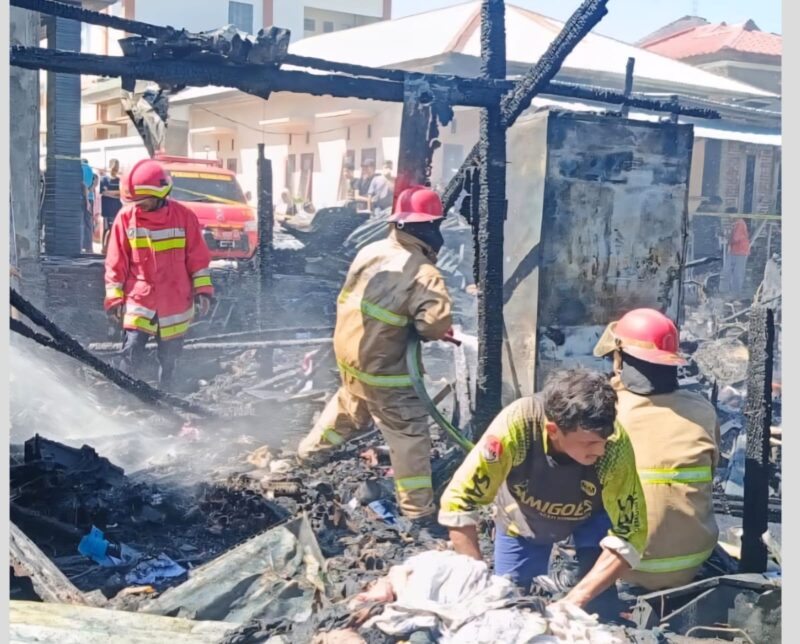 Sebuah rumah milik warga di Dusun Kopri, Gampong Garot, Kecamatan Darul Imarah, Aceh Besar, ludes terbakar Selasa (29/7) siang. (Foto: Dok. BPBD Aceh Besar)