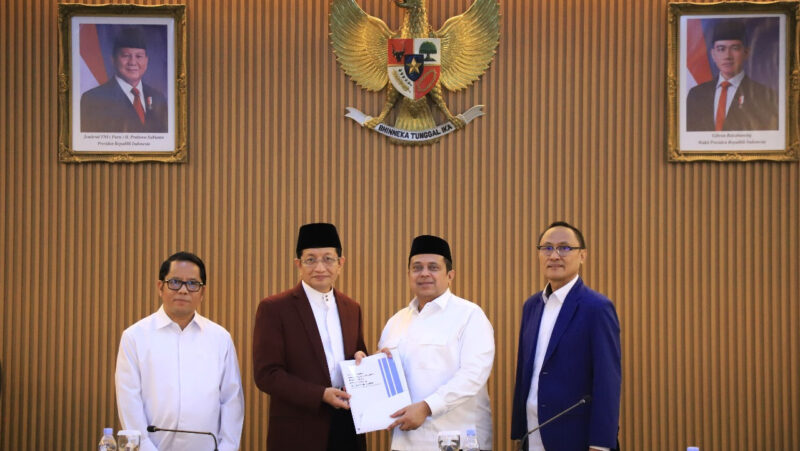 Menag Nasaruddin Umar bersama Kepala BPJPH Ahmad Haikal Hassan di Kantor Kementerian Agama Selasa (29/7)