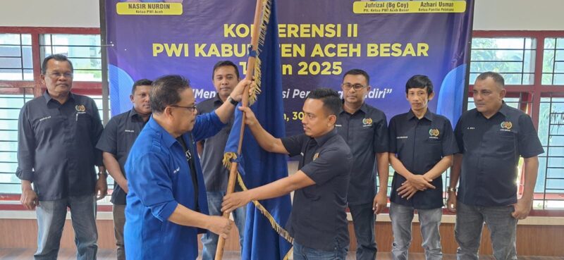Ketua PWI Aceh, M Nasir Nurdin menyerahkan pataka organisasi kepada Ketua PWI Aceh Besar terpilih, Jufrizal pada Konferkab II PWI Aceh Besar yang digelar di aula PWI Aceh di Banda Aceh, Rabu, 30 Juli 2025. (Foto: Dok. PWI Aceh)