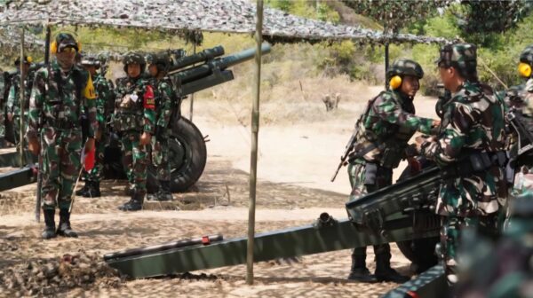 Batalyon Artileri Medan 17/Rencong Cakti melaksanakan latihan menembak senjata berat teknis (Latbakjatratnis), Rabu (30/7) di Desa Cot Leupeu, Kecamatan Muara Tiga, Pidie. (Foto: Ist)