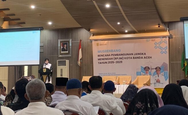 Wali Kota Banda Aceh, Illiza Sa'aduddin Djamal, saat memberi sambutan Musrenbang RPJM Kota Banda Aceh 2025–2029  di Aula Lantai 4 Gedung Mawardy Nurdin, Balai Kota Banda Aceh, pada Rabu (9/7/2025). (Foto: Muhammad Raja Al-Haqie / Washata.com)