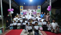 Foto bersama mahasiswa KPM,pihak dayah, serta peserta lomba. [Foto:Fatur Ilhami]