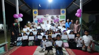 Foto bersama mahasiswa KPM,pihak dayah, serta peserta lomba. [Foto:Fatur Ilhami]
