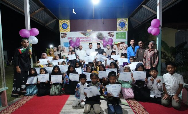 Foto bersama mahasiswa KPM,pihak dayah, serta peserta lomba. [Foto:Fatur Ilhami]