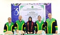 Melani Paulina (tengah) usai sidang skripsi pada Rabu (23/07/2025). (Foto: Ist).