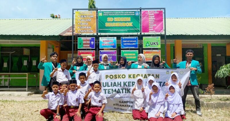 Foto bersama mahasiswa KKN dan siswa-siswi di SD Negeri Seuneubok. (foto:lst)