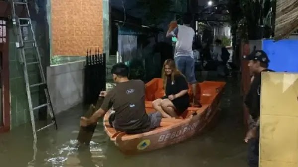 Jakarta 'Tenggelam', 50 Wilayah Kebanjiran Ketinggian Air Sampai 2,7 Meter, Ratusan Warga Mengungsi
