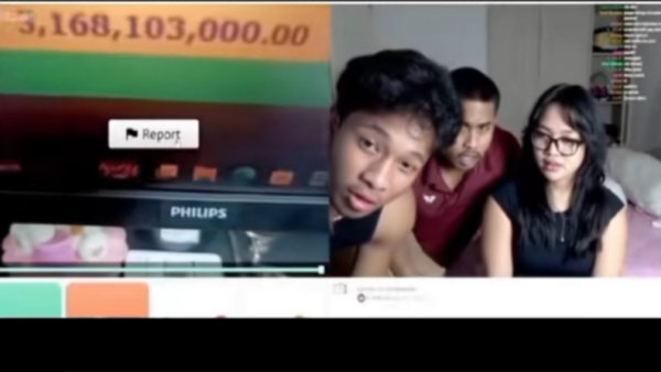 Tangkapan layar video Ome TV yang memperlihatkan perempuan mengaku sebagai admin judi online bekerja di Thailand. Dalam video tersebut, ia mengklaim mendapat Rp3 miliar per tahun dan membayar orang dalam di bandara untuk keluar-masuk Indonesia. (X/@somexthread)