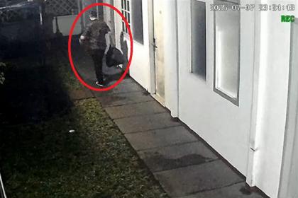 Petugas kepolisian melakukan olah TKP di kamar indekos tempat diplomat Kemlu Arya Daru ditemukan tewas dengan kepala terlilit lakban, Menteng, Jakarta Pusat. Foto: Ist/Polres Jakpus