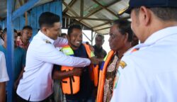 Wakil Wali Kota Banda Aceh Afdhal Khalilullah menyerahkan bantuan life jacket (pelampung) kepada nelayan Gampong Alue Naga, Rabu (23/7/2025).