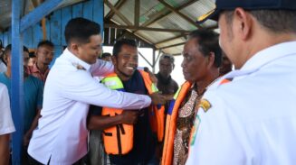 Wakil Wali Kota Banda Aceh Afdhal Khalilullah menyerahkan bantuan life jacket (pelampung) kepada nelayan Gampong Alue Naga, Rabu (23/7/2025).