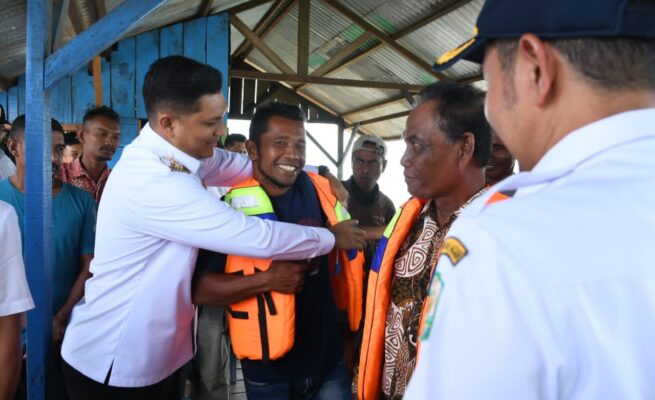 Wakil Wali Kota Banda Aceh Afdhal Khalilullah menyerahkan bantuan life jacket (pelampung) kepada nelayan Gampong Alue Naga, Rabu (23/7/2025).