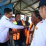 Wakil Wali Kota Banda Aceh Afdhal Khalilullah menyerahkan bantuan life jacket (pelampung) kepada nelayan Gampong Alue Naga, Rabu (23/7/2025).