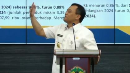 Gubernur Jateng Ahmad Luthfi memeragakan gaya pejabat yang sibuk membuat konten saat menyampaikan sindiran dalam Rakor TKPK di Semarang. (Foto: Istimewa)