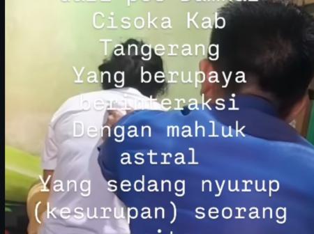 Tangkapan layar dari video viral yang memperlihatkan petugas Damkar bernama Dery Pratama (kiri, berseragam) tengah berupaya menyadarkan seorang wanita yang diduga kesurupan di Kabupaten Tangerang, Banten.