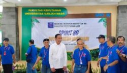 Presiden ke-7 RI, Joko Widodo, tampil beda saat menghadiri reuni Angkatan 80 Fakultas Kehutanan UGM, mengenakan kemeja putih sementara alumni lain seragam biru. (Foto: Ist)