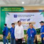 Presiden ke-7 RI, Joko Widodo, tampil beda saat menghadiri reuni Angkatan 80 Fakultas Kehutanan UGM, mengenakan kemeja putih sementara alumni lain seragam biru. (Foto: Ist)