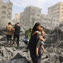 Pasukan Israel untuk pertama kalinya pada Senin merangsek ke daerah-daerah di pusat kota Gaza di mana beberapa kelompok bantuan bermarkas.