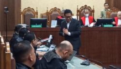 Pengadilan Negeri Jakarta Pusat buka suara mengenai protes dari kubu Sekretaris Jenderal (Sekjen) PDIP, Hasto Kristiyanto terkait Ketua Majelis Hakim, Rios Rahmanto yang memakai masker sepanjang persidangan. Pihaknya mengungkap bahwa Rios memang terbiasa memakai masker.