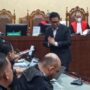 Pengadilan Negeri Jakarta Pusat buka suara mengenai protes dari kubu Sekretaris Jenderal (Sekjen) PDIP, Hasto Kristiyanto terkait Ketua Majelis Hakim, Rios Rahmanto yang memakai masker sepanjang persidangan. Pihaknya mengungkap bahwa Rios memang terbiasa memakai masker.