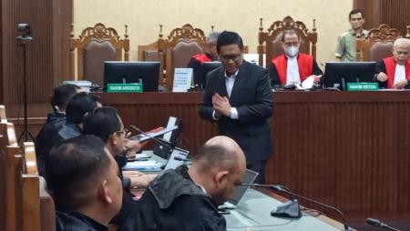 Pengadilan Negeri Jakarta Pusat buka suara mengenai protes dari kubu Sekretaris Jenderal (Sekjen) PDIP, Hasto Kristiyanto terkait Ketua Majelis Hakim, Rios Rahmanto yang memakai masker sepanjang persidangan. Pihaknya mengungkap bahwa Rios memang terbiasa memakai masker.
