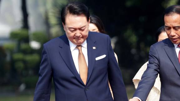 Berbaring di Lantai, Hanya Kenakan Pakaian Dalam