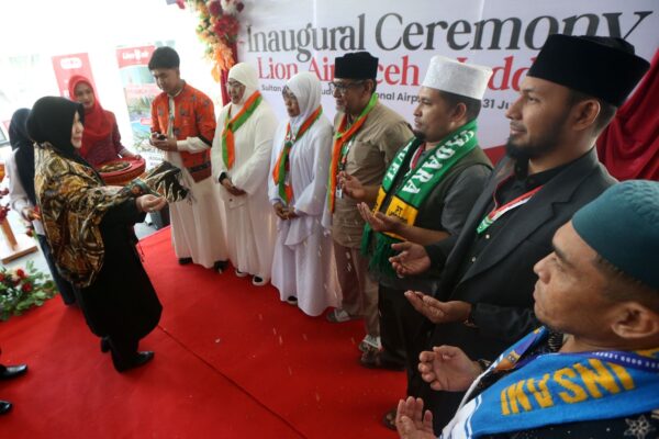 Wali Kota Banda Aceh Illiza Sa’aduddin Djamal menepungtawari jamaah dalam penerbangan perdana umrah Lion Air langsung dari Bandara SIM ke Jeddah, Kamis (31/7/2025). (Foto: Dok. Pemko Banda Aceh/Infoaceh.net)