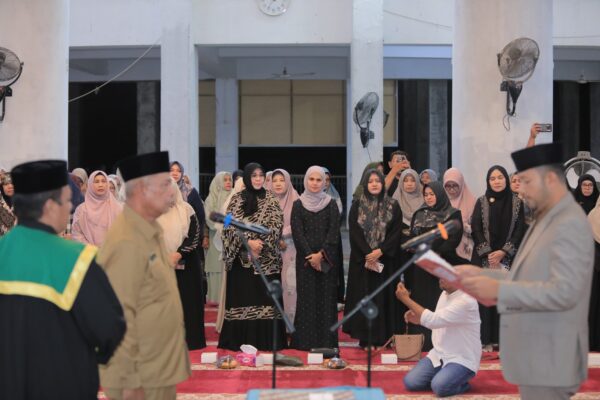 Wali Kota Banda Aceh Illiza Sa’aduddin Djamal menyaksikan pelantikan Imum Mukim Lueng Bata Nazaruddin di Masjid Jamik Lueng Bata, Jumat (1/8/2025).