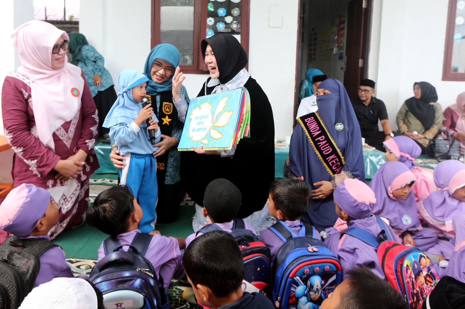 Anak-anak PAUD antusias menyambut kehadiran Bunda Illiza dan Bunda Literasi Dessy dalam kegiatan literasi dan edukasi bertema Gelari Pelangi.