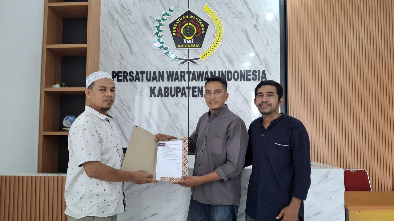 Firman Zubir menyerahkan berkas pendaftaran sebagai calon ketua PWI Pidie periode 2025-2028 kepada panitia pelaksana Konferkab VII di Sekretariat PWI Pidie, Jum'at, 1 Agustus 2025. (Foto: Ist)