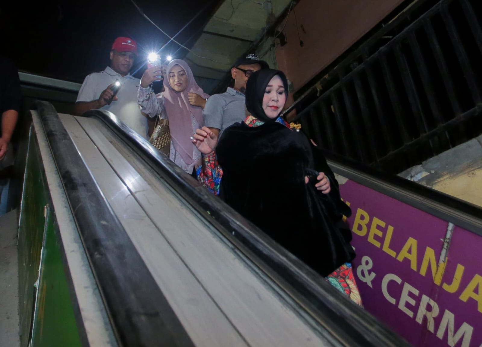 Wali Kota Banda Aceh Illiza Sa’aduddin Djamal menjanjikan perbaikan fasilitas eskalator rusak di di Pasar Aceh pada Oktober 2025.