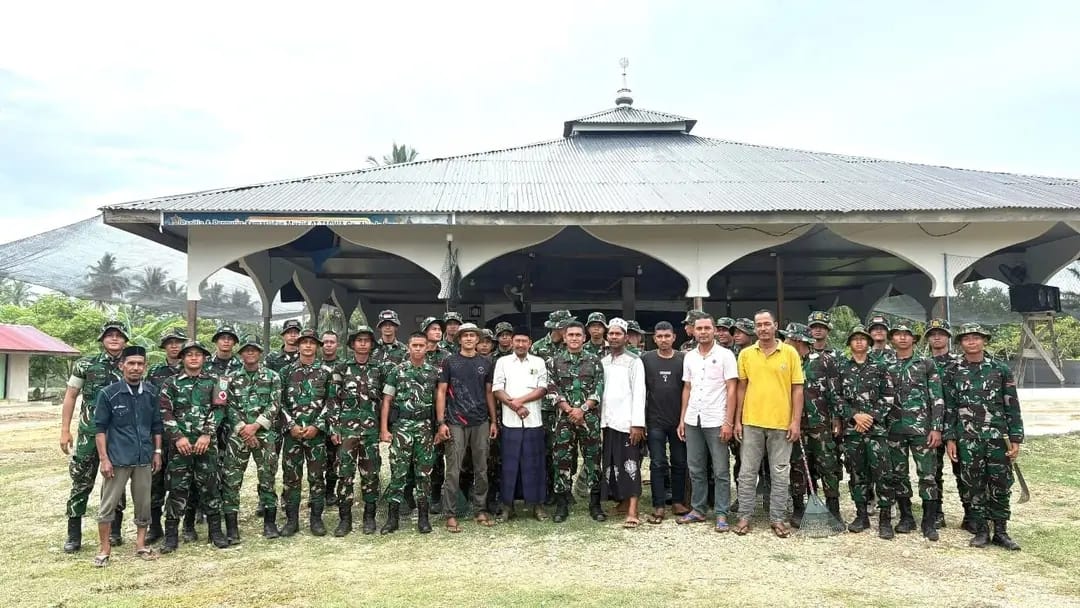 Prajurit TNI Yonif-TP 853/BRB melaksanakan gotong royong membersihkan Masjid At-Taqwa di Kecamatan Peudawa, Aceh Timur, pada Jum'at, 1 Agustus 2025. (Foto: Dok. Yonif-TP 853/BRB)