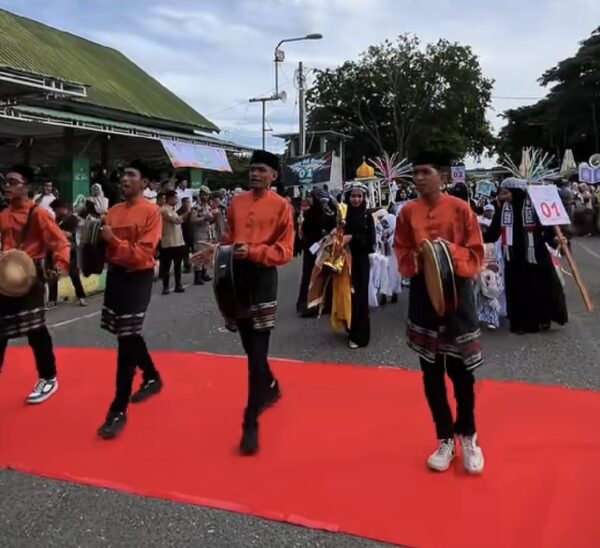 Asisten Administrasi Umum Sekda Aceh Muhammad Diwarsyah melepas peserta pawai Muharram menyambut Tahun Baru Islam 1447 Hijriah di Lapangan Blangpadang, Banda Aceh, Ahad pagi (3/8/2025) atau 9 Safar 1447 H. (Foto: Ist)