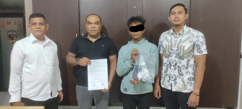 Dari razia yang digelar Ahad (3/8), personel kepolisian di Banda Aceh mengamankan seorang pengendara motor yang kedapatan membawa narkotika jenis sabu. (Foto: Ist)