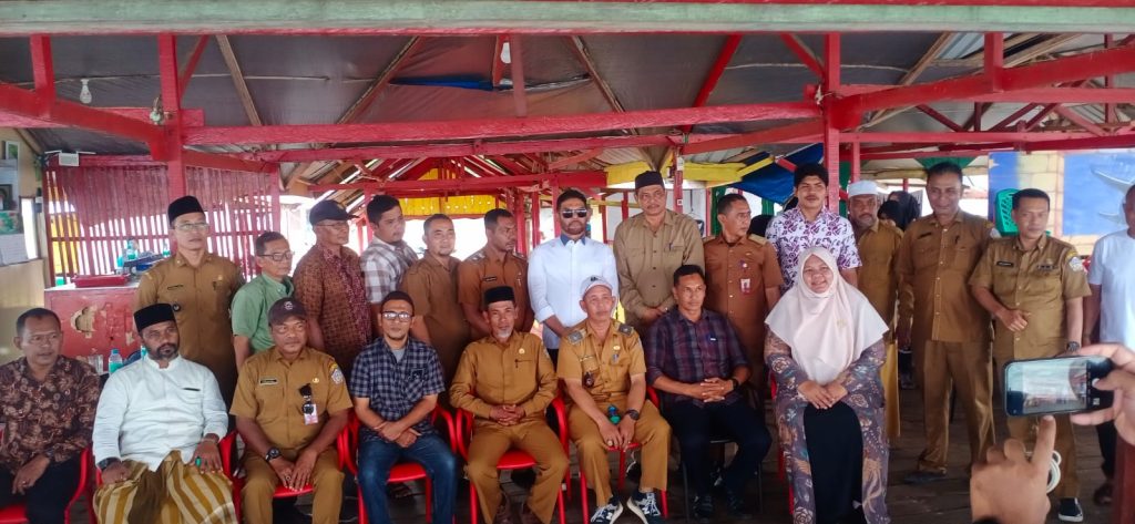 Pertemuan Anggota Komisi III DPR RI M Nasir Djamil dan para keuchik di Kota Lhokseumawe berlangsung di sebuah rangkang sederhana yang terletak di ujung Blang, Kecamatan Banda Sakti, Senin (4/8/2025). (Foto: Ist)