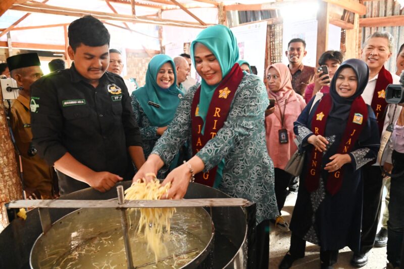 Ketua TP PKK Provinsi Aceh Marlina Usman memasukan ke dalam mesin Produksi Janeng di Gampong Riting, Kecamatan Indrapuri, Aceh Besar, Senin (4/8). (Foto: Ist)