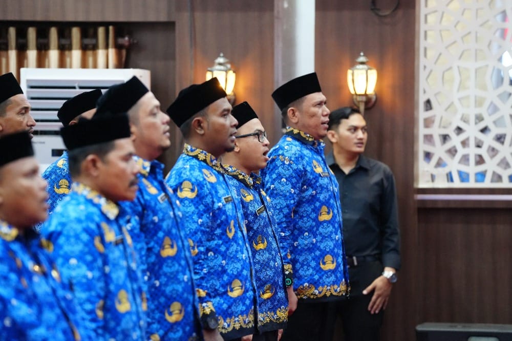 Sebanyak 1. 003 PPPK menerima SK pengangkatan aula Dinas Pendidikan Aceh pada Selasa pagi, 5 Agustus 2025, setelah bertahun-tahun menanti. (Foto: Ist)