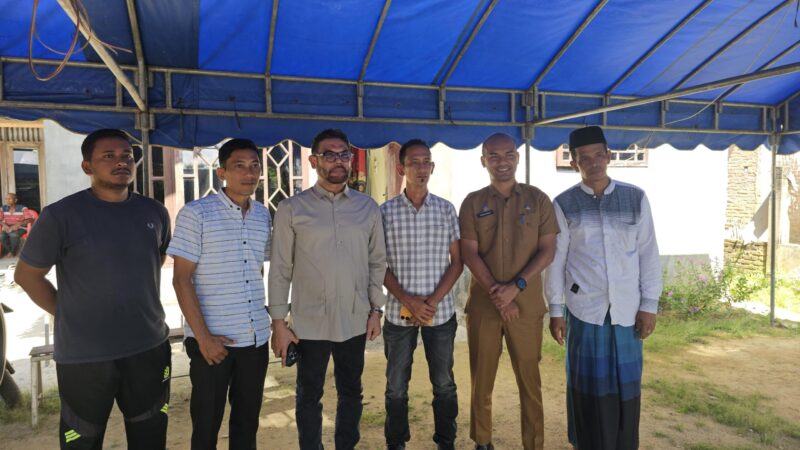 Anggota Komisi III DPR RI, M Nasir Djamil, mengunjungi rumah duka almarhum Syahrul Ramadan di Desa Sampaimah, Kecamatan Manyak Payit, Aceh Tamiang, Selasa (5/8). (Foto: Ist)
