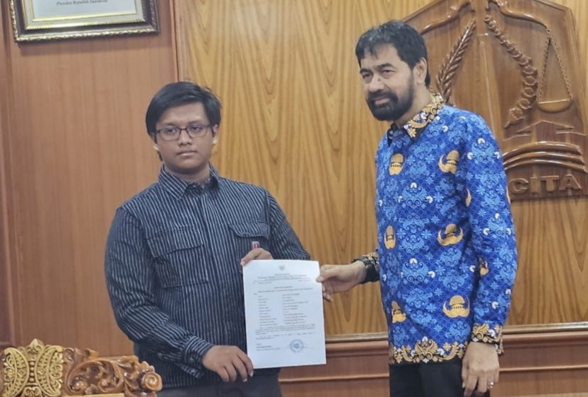 Gubernur Aceh, Muzakir Manaf (Mualem) melepas keberangkatan Azam Falah Al-Asyi, lulusan SMAN 10 Fajar Harapan Banda Aceh, yang berhasil lolos seleksi kuliah ke Saint Petersburg Mining University, Rusia. (Foto: Ist)