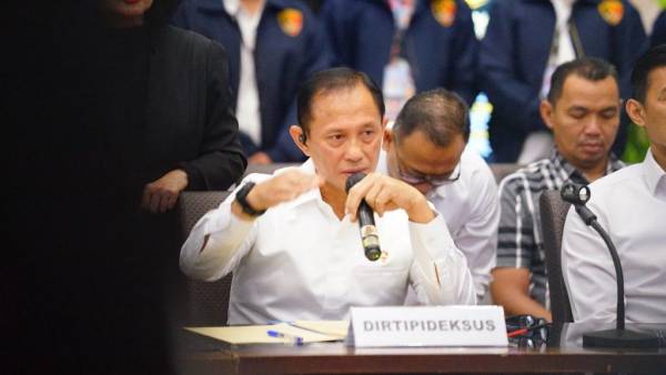 Bareskrim Polri menetapkan mantan CEO eFishery, Gibran Huzaifah, sebagai tersangka dalam kasus dugaan penipuan dan penggelapan dana investasi. Gibran diduga tidak sendiri, melainkan beraksi bersama dua orang lainnya.