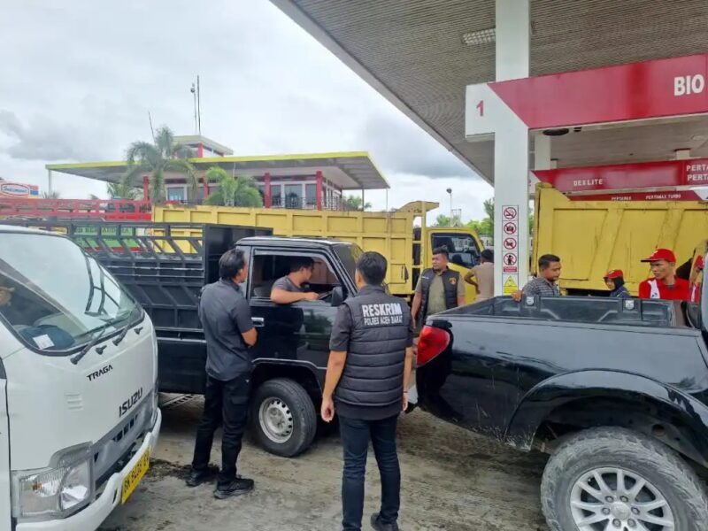 Aparat gabungan Satreskrim Polres Aceh Barat dan Unit Intel Kodim 0105/Aceh Barat melakukan penertiban di SPBU. (Foto: Ist)